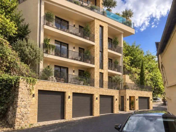 IN-TROU-VABLE À SARLAT — Terrain en centre-ville avec potentiel immobilier d'environ 1 500 m²