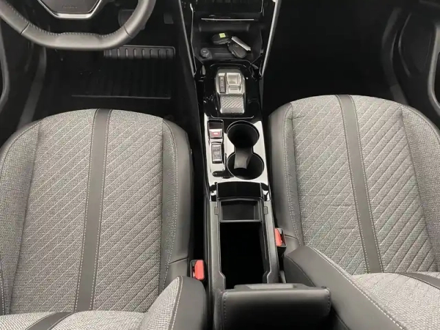 Peugeot 2008 hybrid 145 e-dcs6 — photo 25