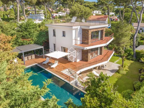 Maison 7 pièces 255 m²