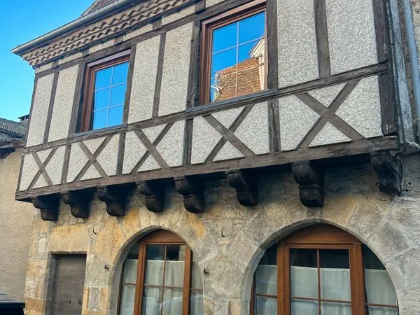 Maison de ville, entièrement restaurée F5, centre ville Bretenoux