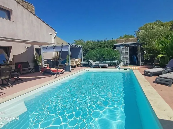 Ancienne écurie entièrement rénovée de 190m² sur un terrain de 447m² avec piscine