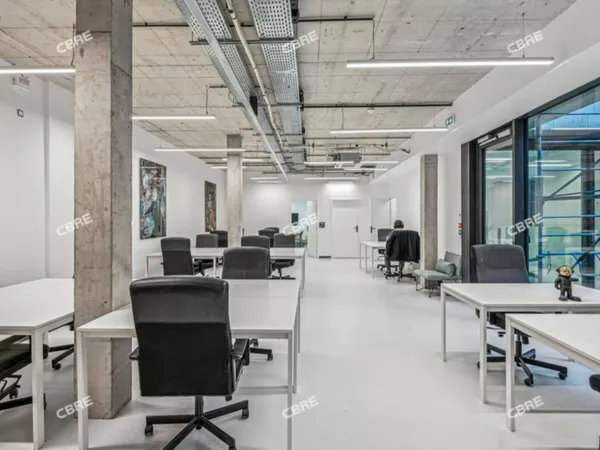 Bureau 654 m²
