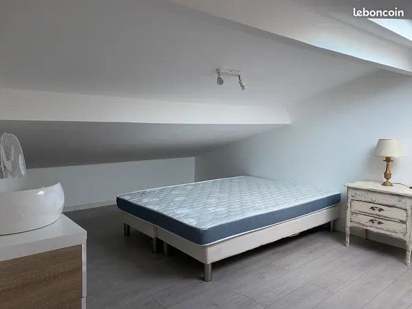 Appartement duplex meuble dans maison