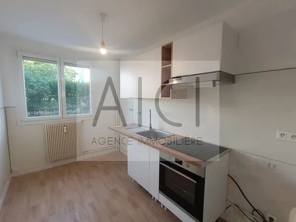 F4 REFAIT A NEUF - 46 D rue Jean Wyrsch 25000 BESANCON - Rdc - Lot 164 - Fiche 1367 Entrée, cuisine 