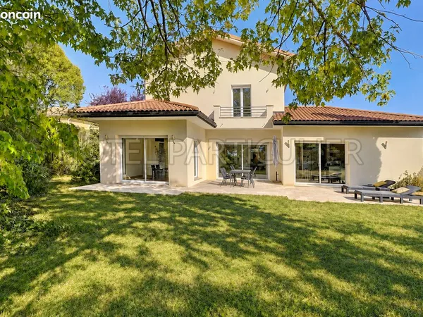Sathonay-Village, proche centre, maison 248m², 5 chambres, terrain 1007m²