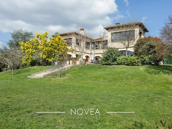 Très belle maison d'architecte à Grézieu-la-Varenne