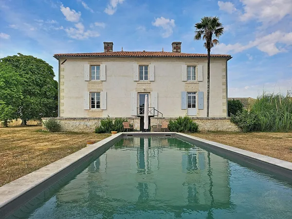 Maison Bouille Courdault 8 pièce(s), 305 m², terrain de 6015 m² 4 chambres, dépendances, piscine, pa