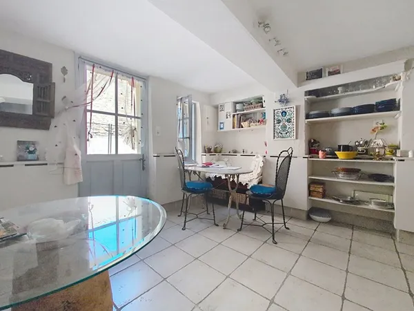 Maison intra muros Avignon 2 pieces 42m2, sans travaux.