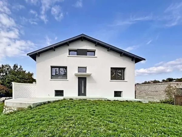 Coup de coeur assuré avec cette maison des années 70/80 entièrement rénovée aux portes de Saint-Étie