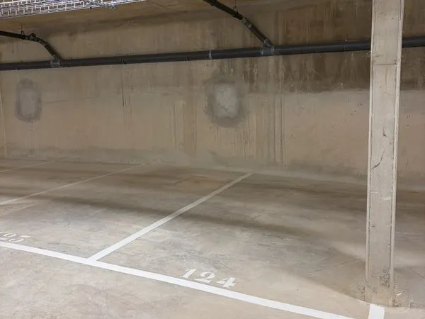 Places de parking à louer - Couvertes et sécurisées