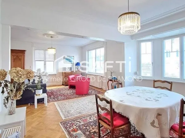 À Riedisheim, appartement rez-de-jardin rénové dans maison individuelle de caractère, 5 pièces 109 m