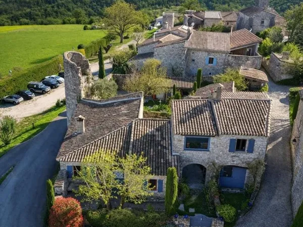 La Roche-sur-Grâne - Ensemble immobilier en pierres avec jardin