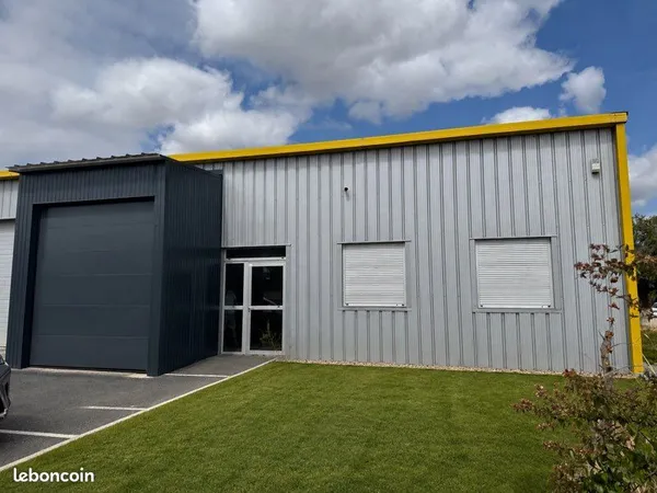 Local d'activités 218m2 : Showroom, bureaux et stockage