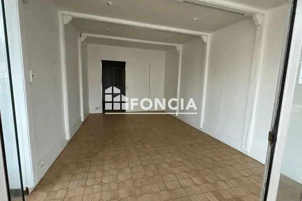 Local commercial 1 pièce 64 m²