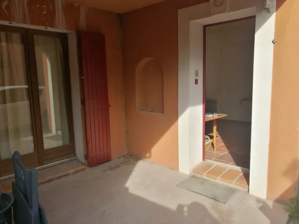 LOFT rdc + terrasse + parking, prop. sécurisée, px CV, 790€