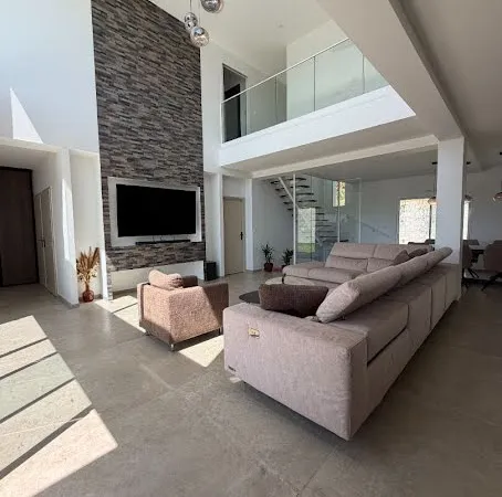 Maison 8 pièces 327 m²
