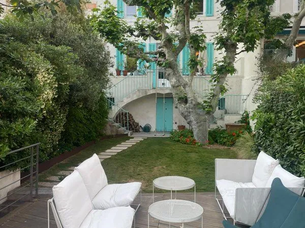 Maison au Vallon des auffes avec double garage, jardin avec vue mer