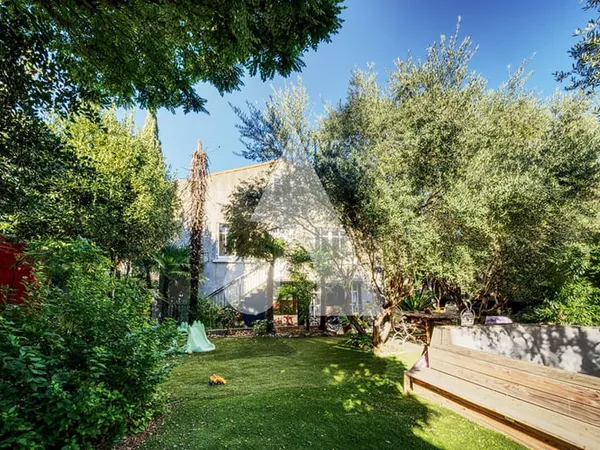Maison de caractère de 230 m² habitables avec jardin arboré et piscine. Proche centre-ville et gare