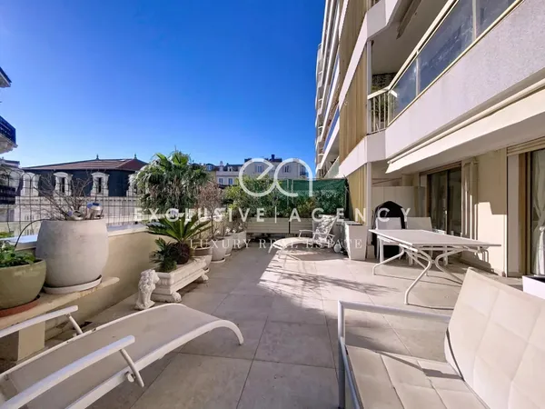 Cannes Banane 2 pièces de 45m² ouvrant sur une profonde terrasse