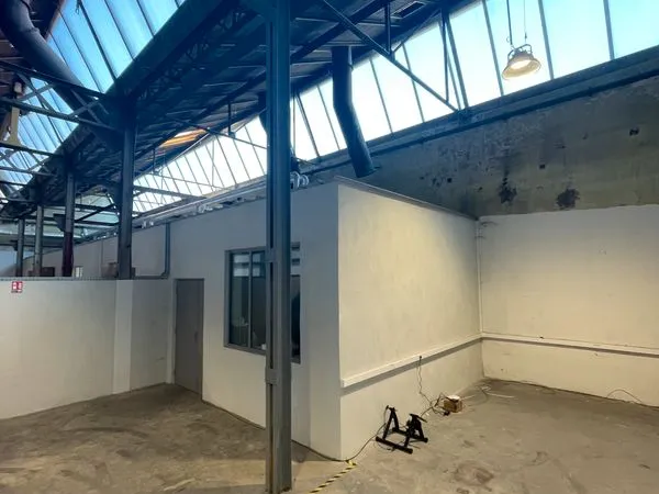 ATELIER PROFESSIONNEL 62 m² + BUREAU 19 m²