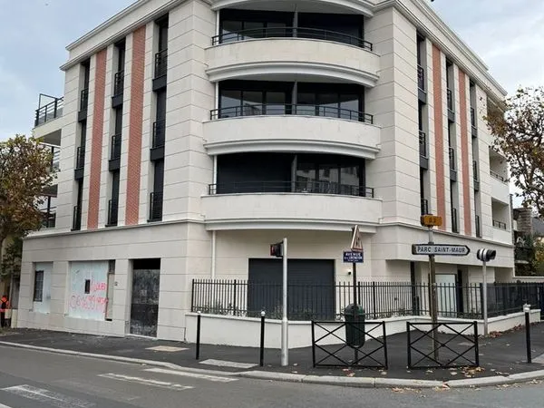 Boutique 75 m² ST MAUR DES FOSSES