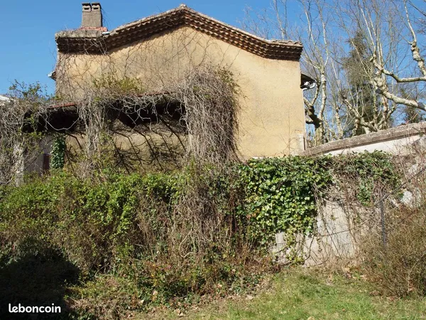 EXCEPTIONNEL: maison ancienne en pleine nature sur 1 Ha mais à 600 m de tous commerces et transports