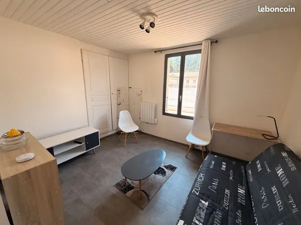 Studio meublé 19 m² - 1er étage - 350 CC