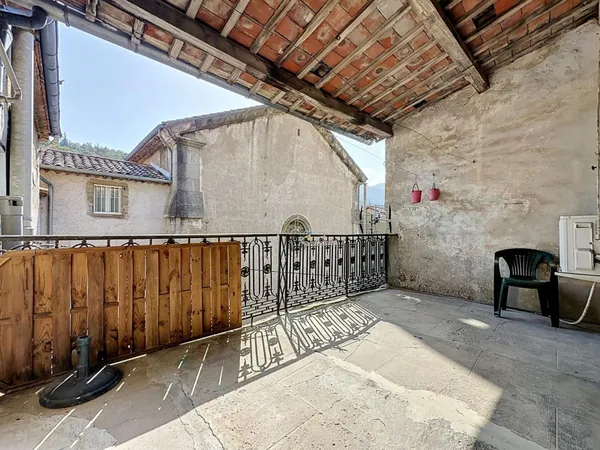 Une grande maison familiale entièrement rénovée, avec terrasses, garage et de beaux volumes au coeur