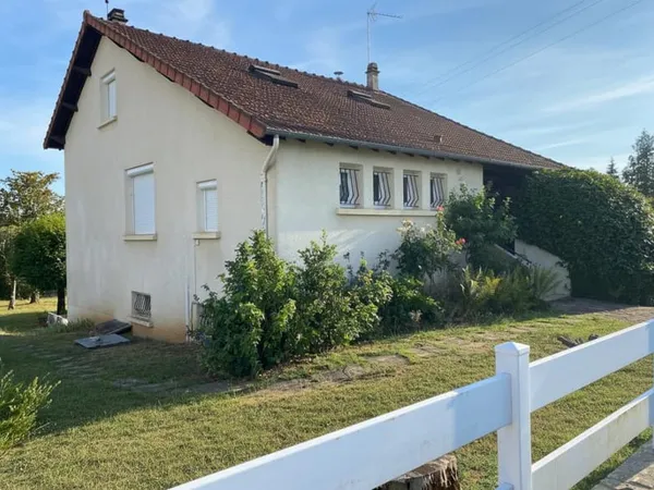 Agréable maison imposante, avec piscine, proche des commerces