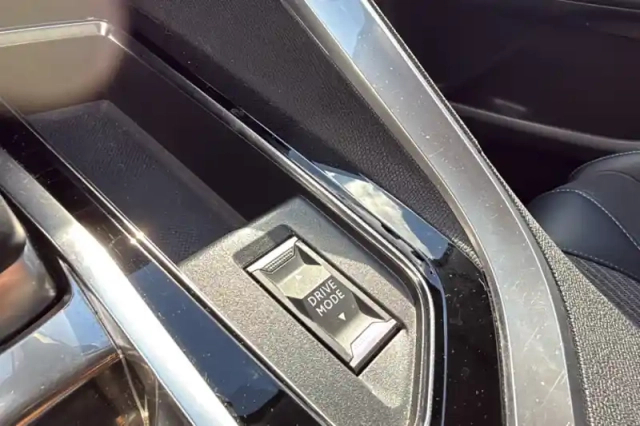 Peugeot 3008 hybrid 225 e-eat8 — photo 24
