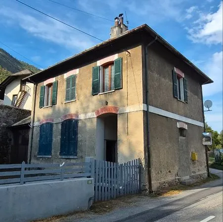 Maison de caractère à rénover-ancienne école