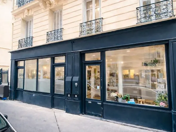 BUREAU LUMINEUSE AVEC GRANDE VITRINE