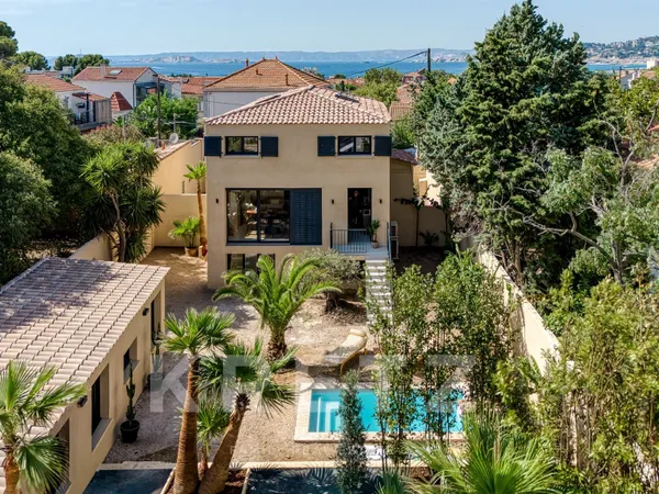 Maison contemporaine avec dépendance, jardin, piscine