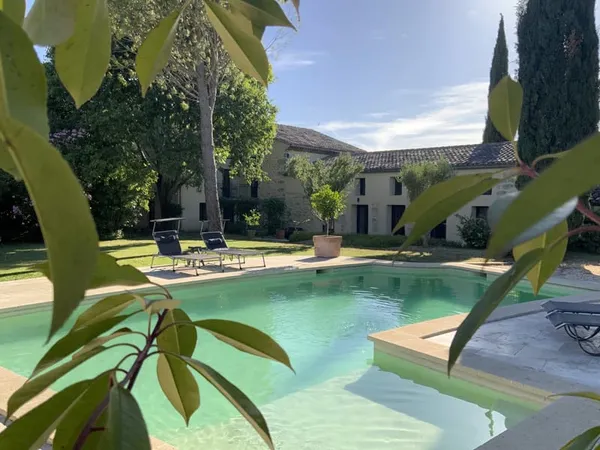 Propriété d'exception à 350 m du centre d' Uzès à pieds.