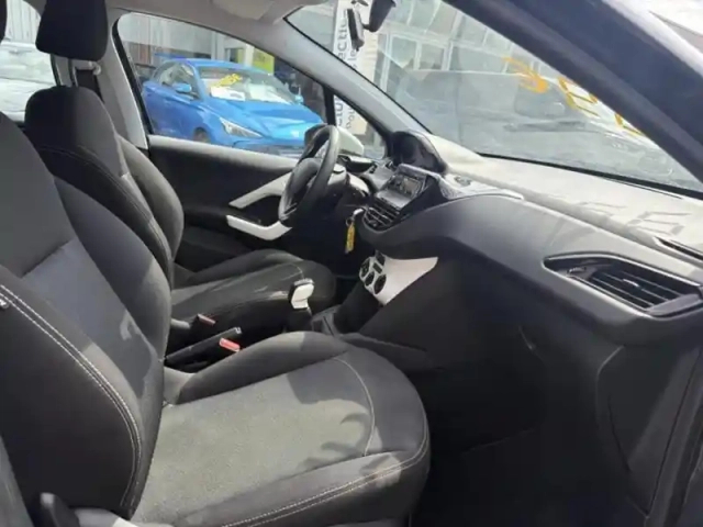 Peugeot 208 1.2 puretech 68ch like 5p — photo 10