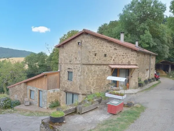 Ténement en pierres rénové, en pleine nature