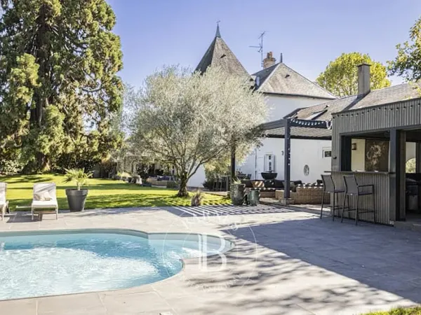 Maison 12 pièces 305 m²