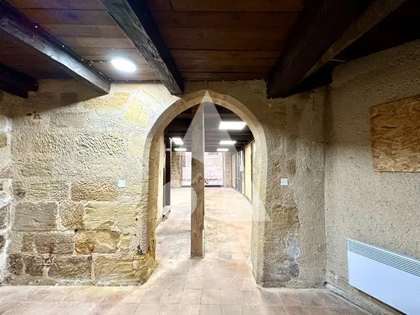Local commercial Figeac sur 2 niveaux 103 m2.