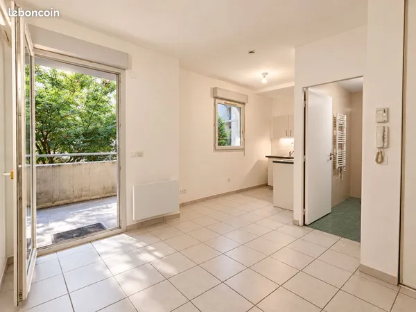 Lyon 9e - Studio rénové de 19,2 m² avec terrasse de 7 m² - Métro Vaise à 2 min