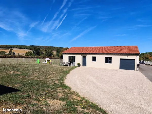 Maison récente de plain-pied - 3 chambres - 92,50 m² - terrain 846 m² - DPE B
