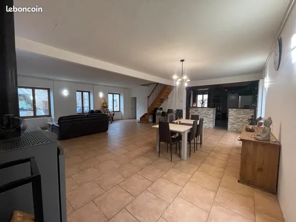 Grande maison avec grand garage et dependances