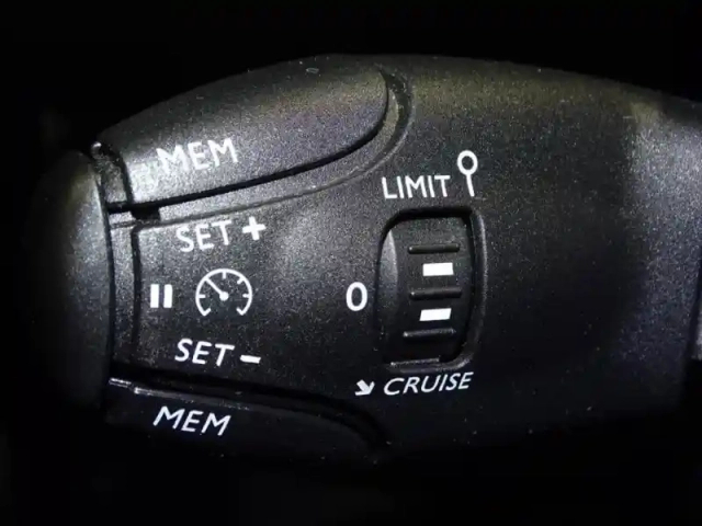 Peugeot 208 1.2 puretech 100ch s&amp;s style — photo 13