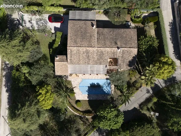 Villa T4 de 115 m², de plain-pied, avec piscine et garage sur un terrain paysagé de 1 470 m². Etat n