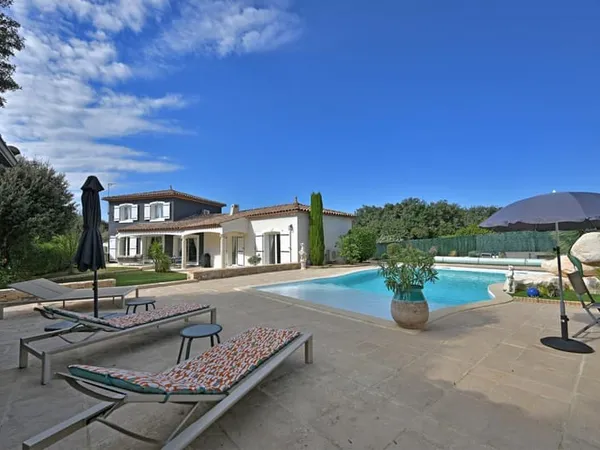 POULX (30320) BELLE VILLA FAMILIALE DE TYPE BASTIDE AVEC GARAGE ET PISCINE