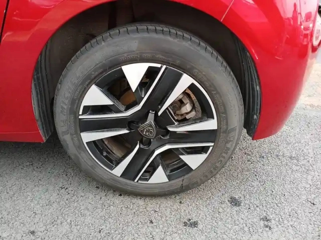 Peugeot 208 puretech 100 s&amp;s bvm6 — photo 19