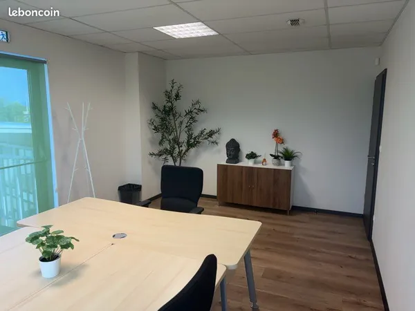 Bureau individuel meublé de 23 m2 dans centre d'affaires, à deux minutes à pieds de la gare SNCF et 