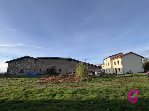 Maison ancienne rénovée avec dépendances et terrain
