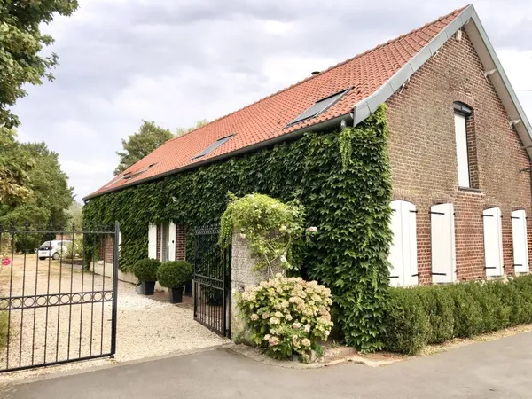 Vends ferme au carré à deux pas de l'institution Ste marie Beaucamps, 330 m2 habitable, terrain 2000