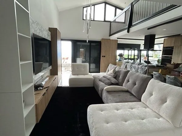 Villa F4 plin pied avec piscine de 150 m2 avec mezzanine