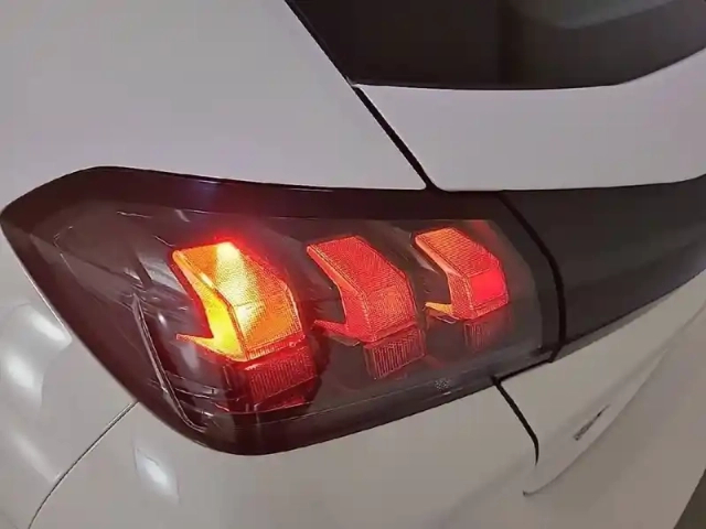 Peugeot 208 puretech 100 s&amp;s bvm6 — photo 36